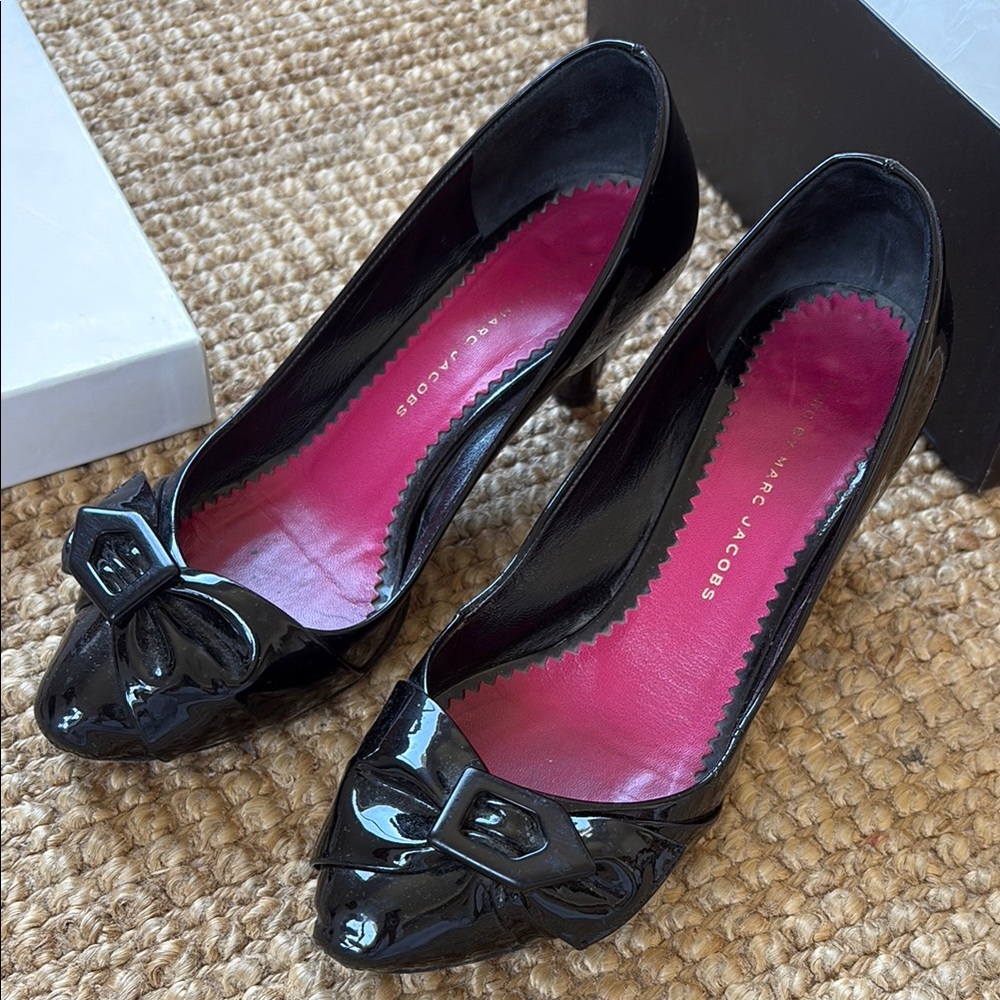 Marc Jacobs Black Patent Leather Heels with Pink Insole